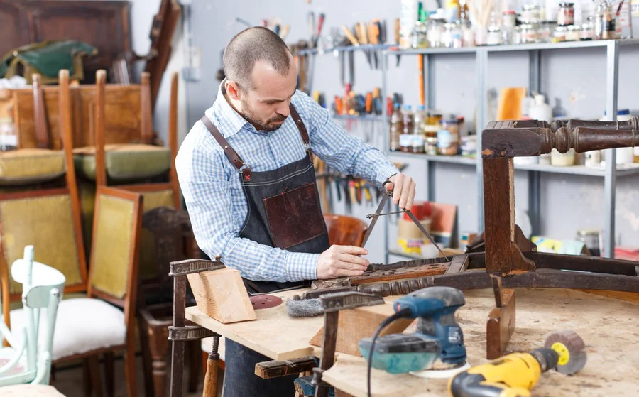 Quels outils utiliser pour rénover une chaise en bois ?